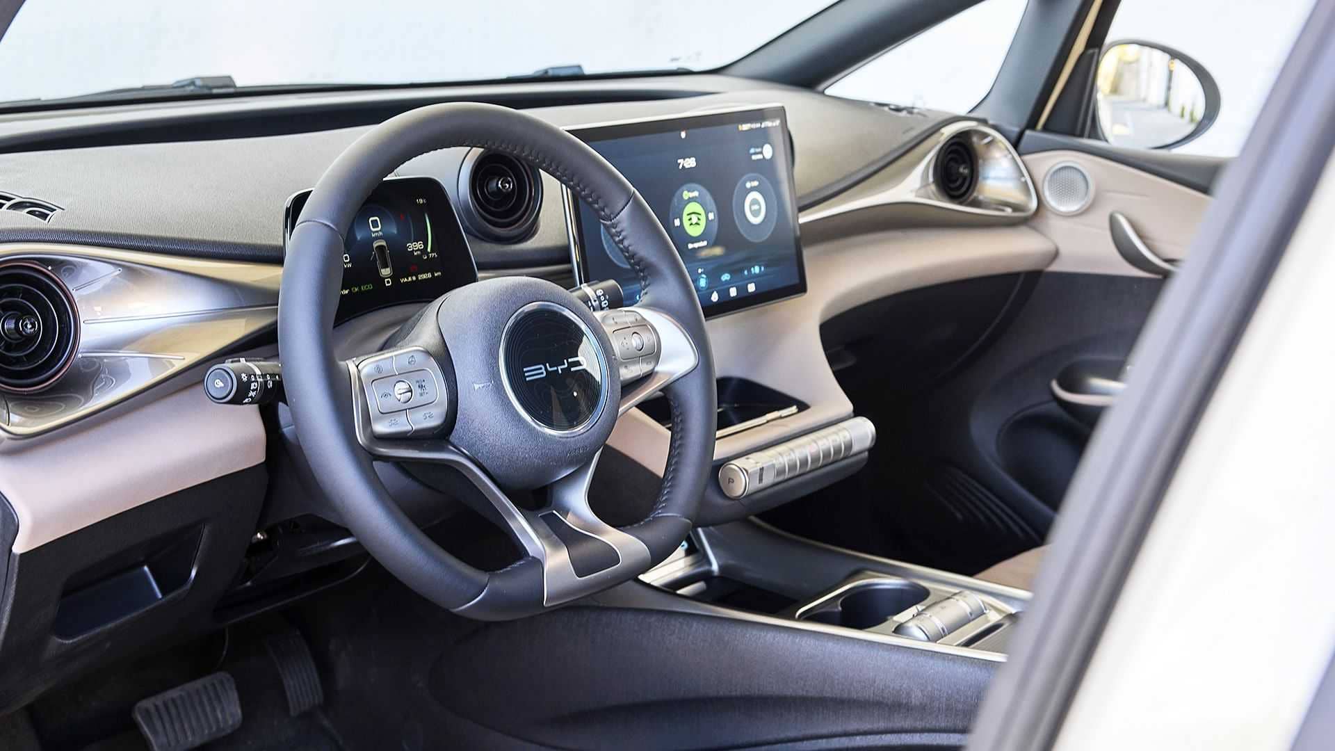 Cabina del conductor del BYD Dolphin con su avanzada instrumentación.