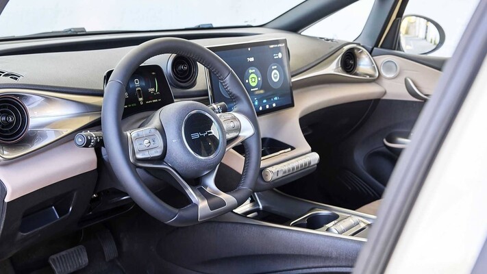 Cabina del conductor del BYD Dolphin con su avanzada instrumentación. Cabina del conductor del BYD Dolphin con su avanzada instrumentación.