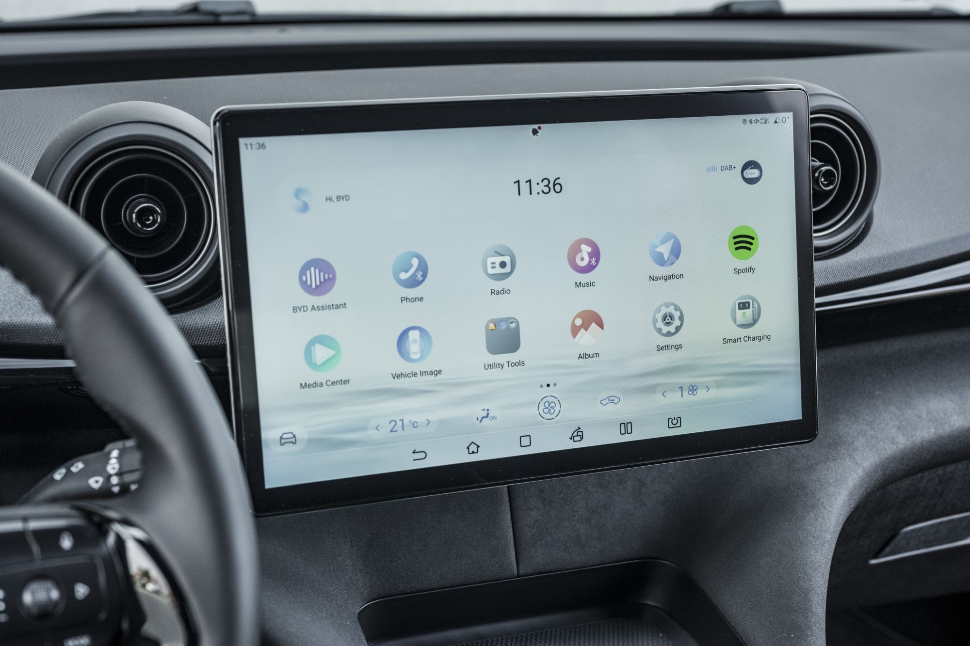 Controles de climatización en el BYD Dolphin, ajustando temperaturas.