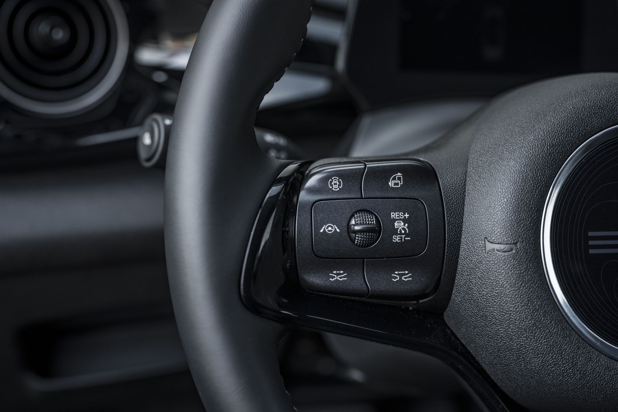 Comandos en el volante para un control total de funciones del vehículo.