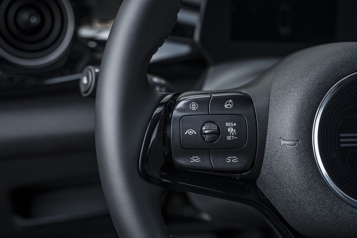 Comandos en el volante para un control total de funciones del vehículo. Comandos en el volante para un control total de funciones del vehículo.