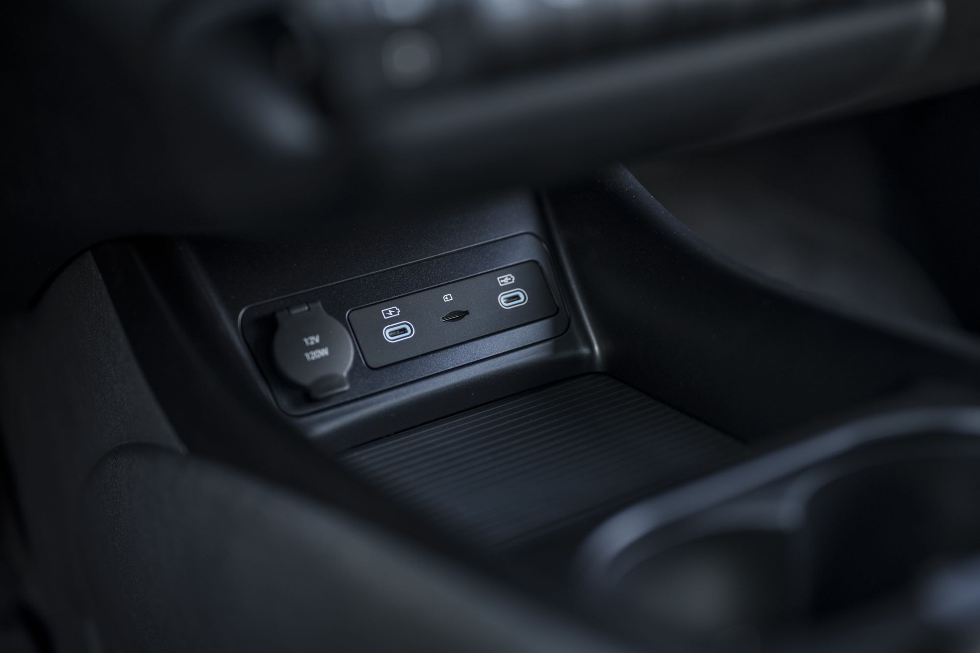 Controles centrales de confort y tecnología al alcance del conductor.