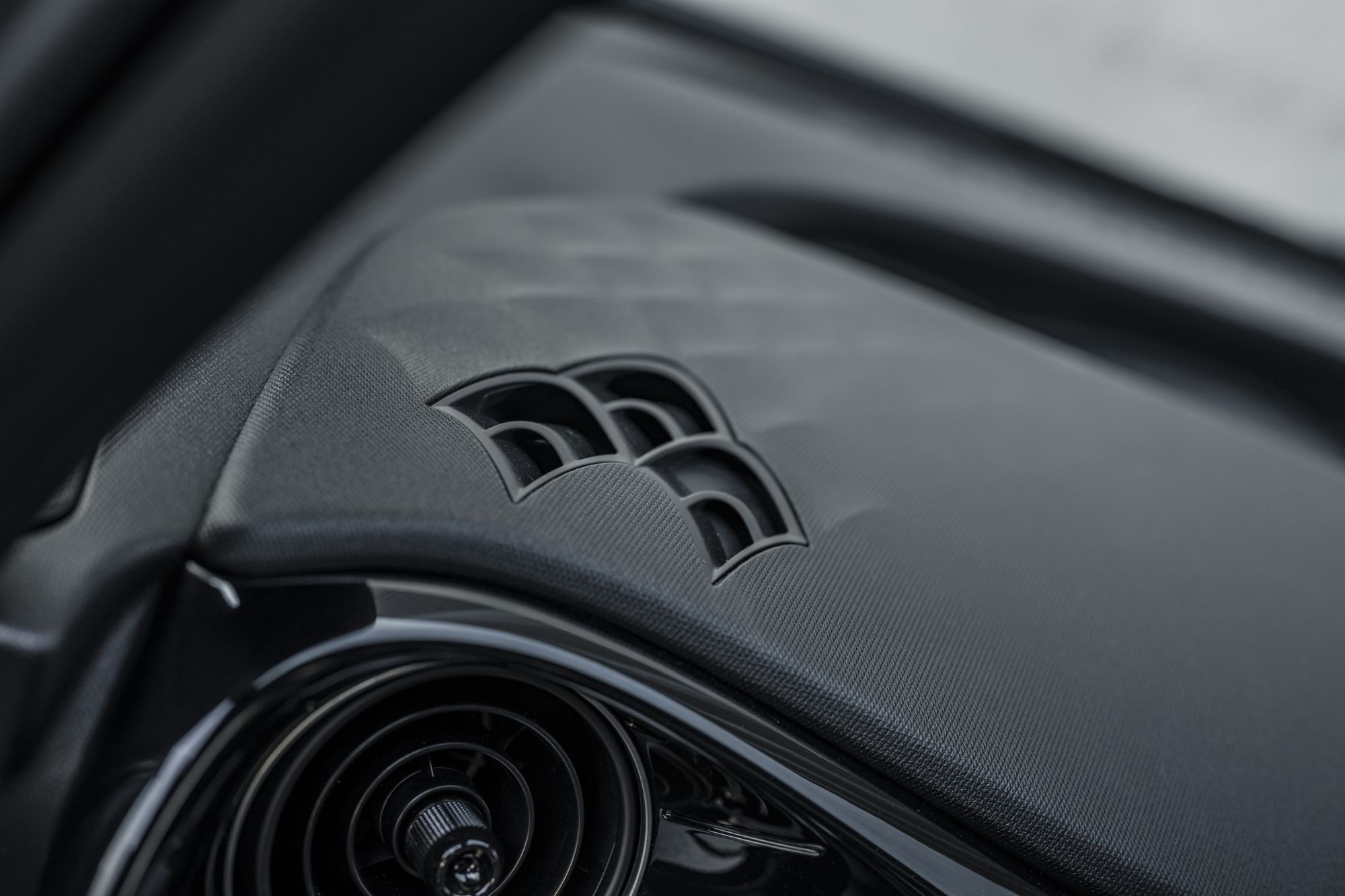 Detalle del salpicadero con acabados modernos y ventilación eficiente.