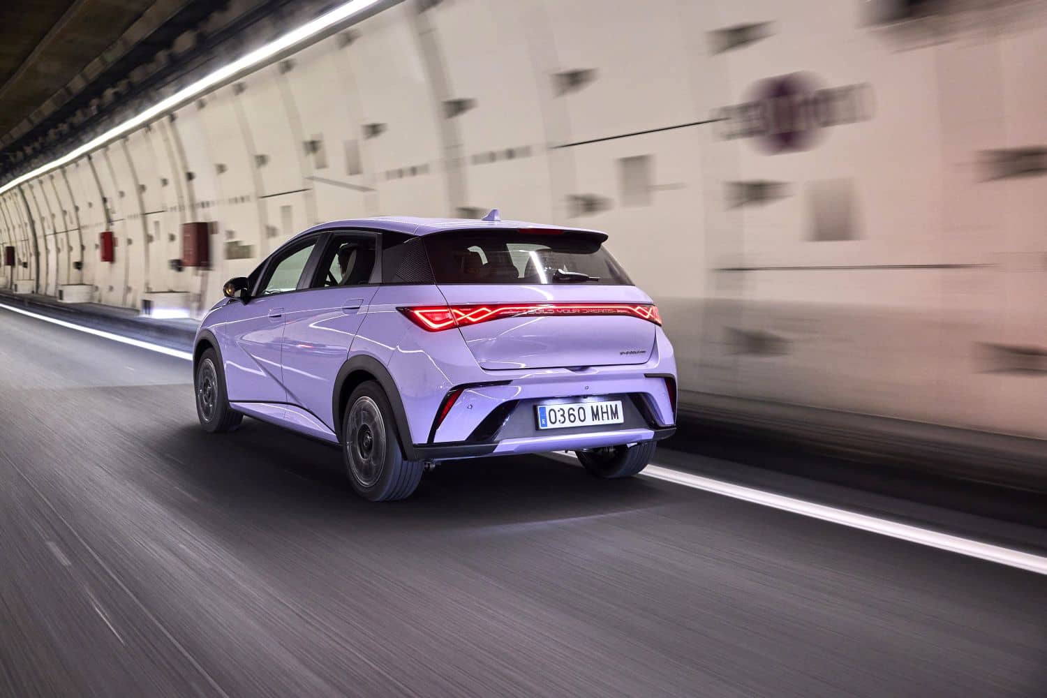 BYD Dolphin en movimiento mostrando su silueta deportiva trasera