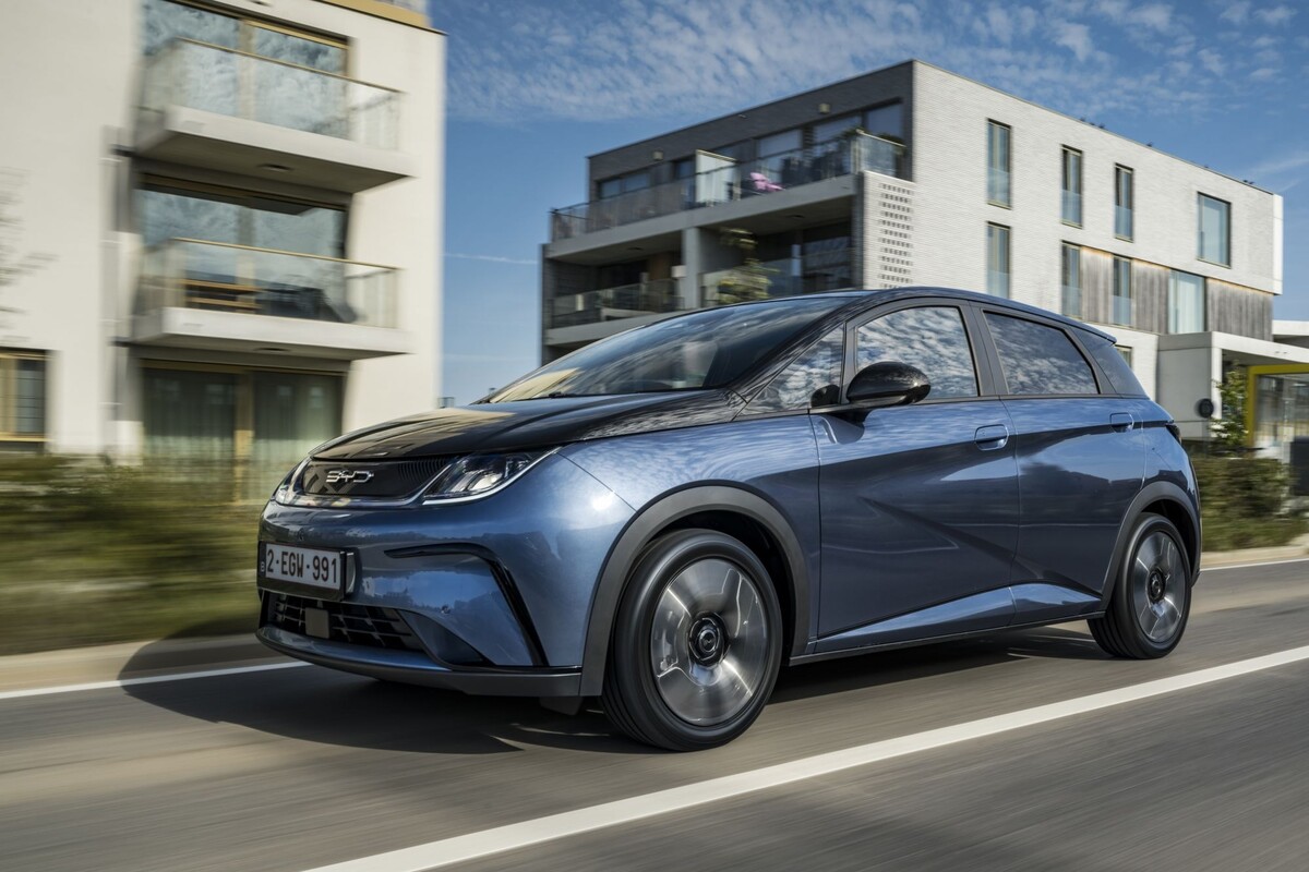 El BYD Dolphin en movimiento, mostrando su aerodinámica y estilo urbano. El BYD Dolphin en movimiento, mostrando su aerodinámica y estilo urbano.