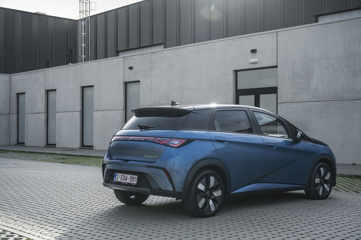 Ángulo frontal del BYD Dolphin, resaltando su estética contemporánea y deportiva. Ángulo frontal del BYD Dolphin, resaltando su estética contemporánea y deportiva.