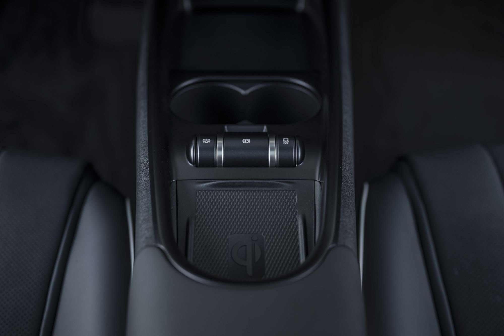 Espacio central con compartimiento para bebidas y tecnología integrada.