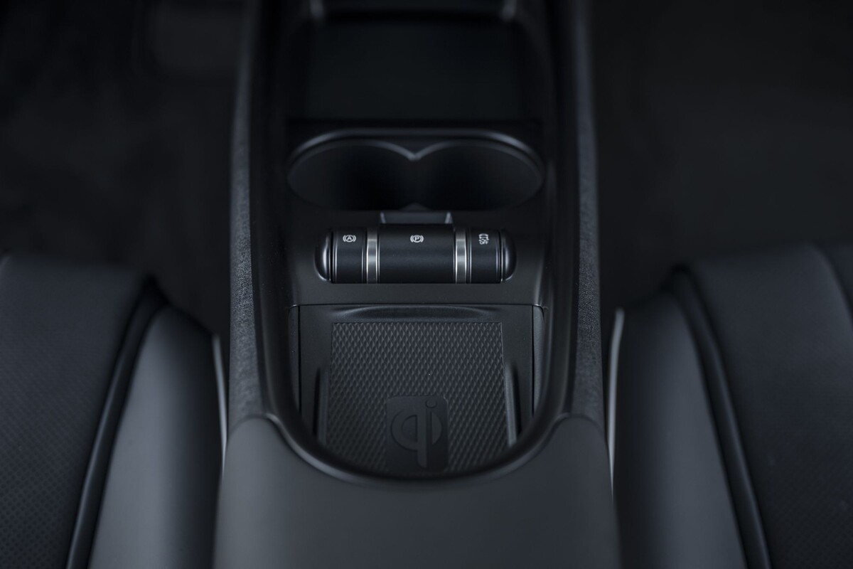 Espacio central con compartimiento para bebidas y tecnología integrada. Espacio central con compartimiento para bebidas y tecnología integrada.