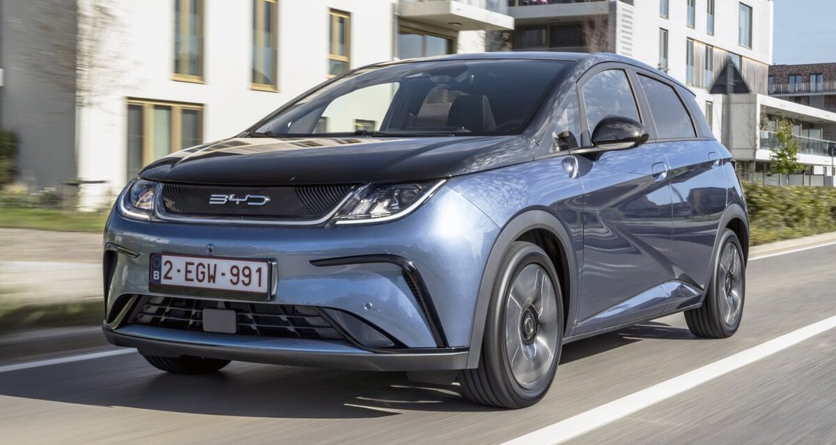 Vista lateral y frontal del BYD Dolphin, destacando su diseño moderno. Vista lateral y frontal del BYD Dolphin, destacando su diseño moderno.