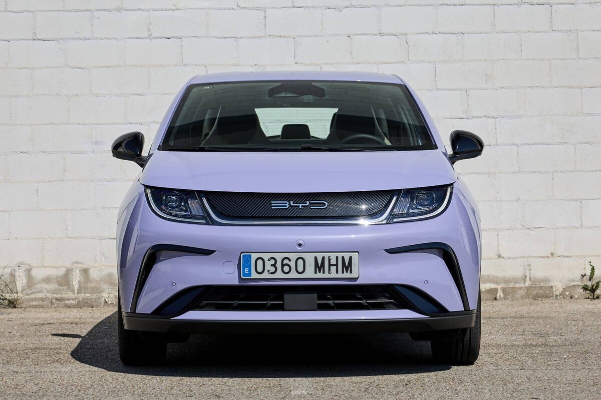 Frente del BYD Dolphin, destacando su parrilla cerrada y faros LED Frente del BYD Dolphin, destacando su parrilla cerrada y faros LED