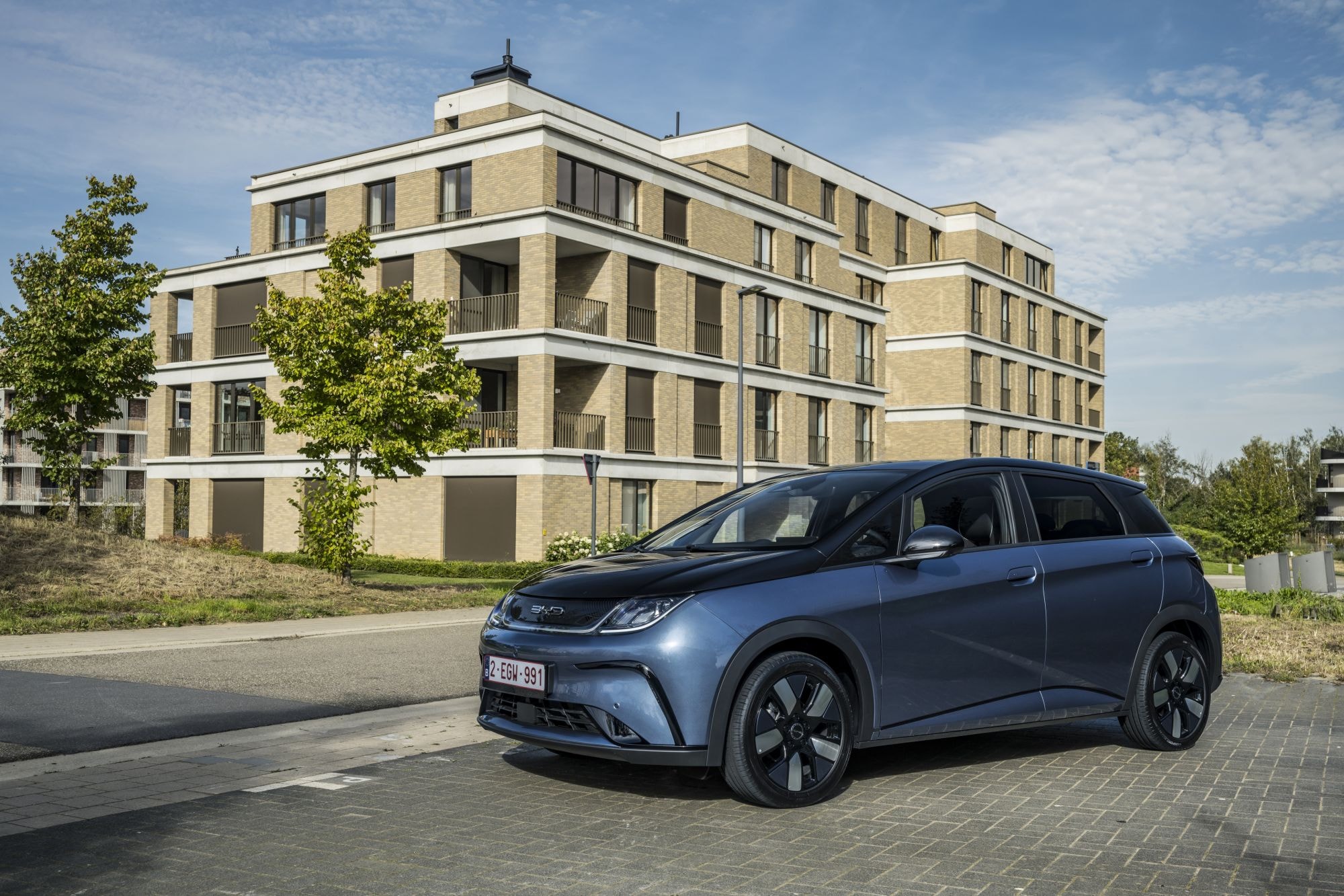 Vista lateral del BYD Dolphin, mostrando su diseño moderno y aerodinámico.