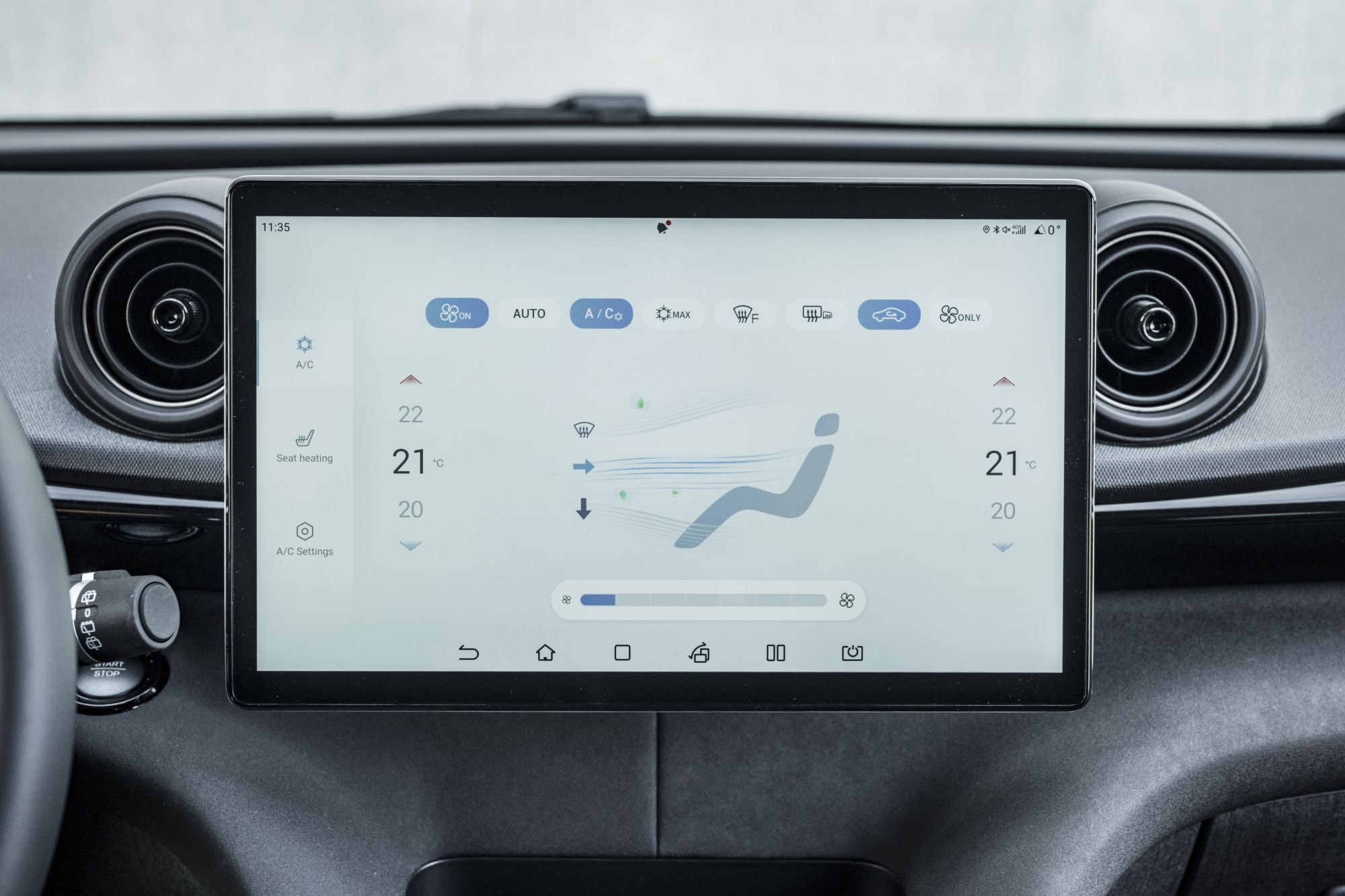 Pantalla del gestor de energía en el BYD Dolphin, monitoreando consumo y carga.