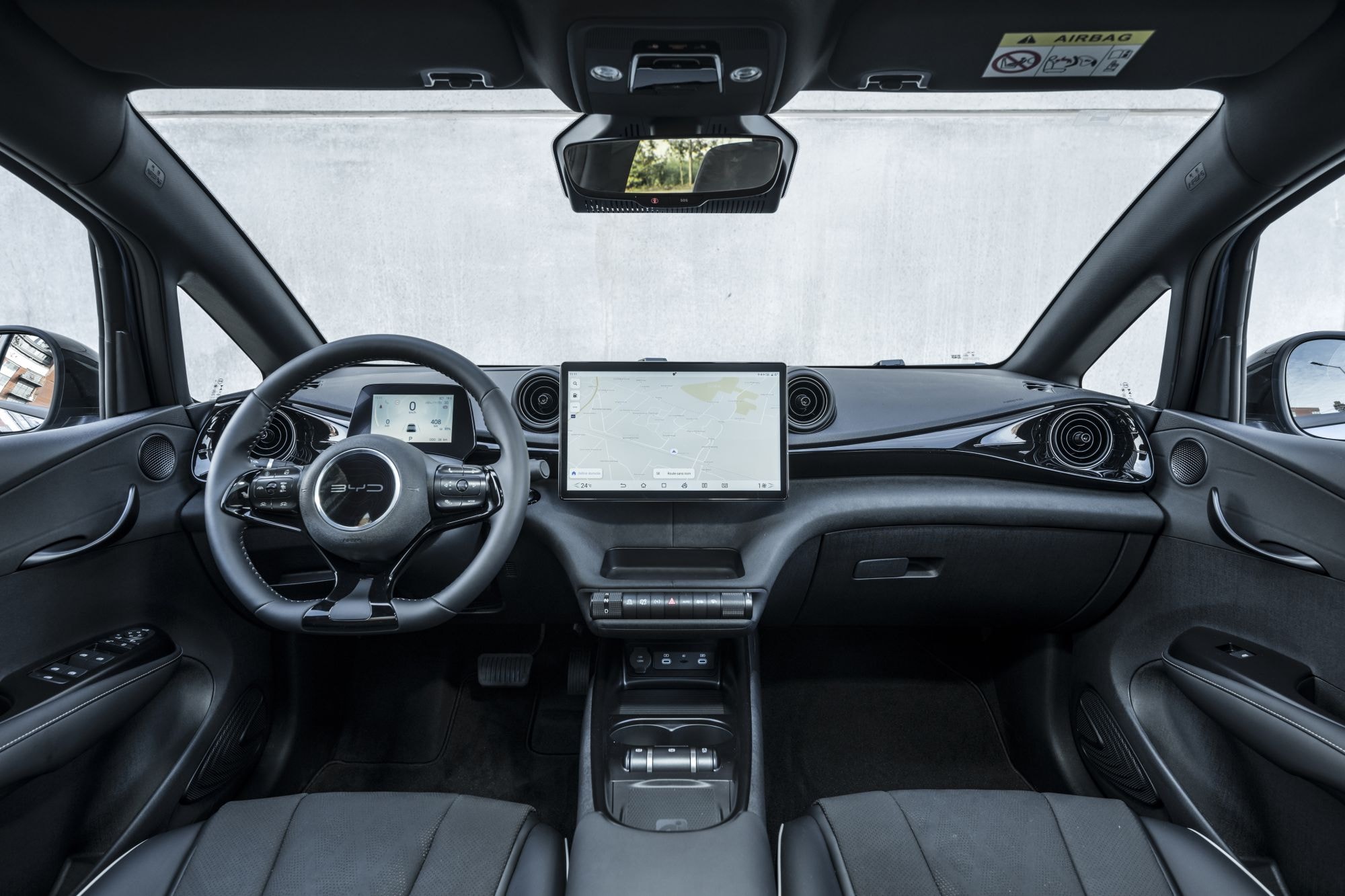 Otra perspectiva del interior del BYD Dolphin, centrando atención en la pantalla principal.