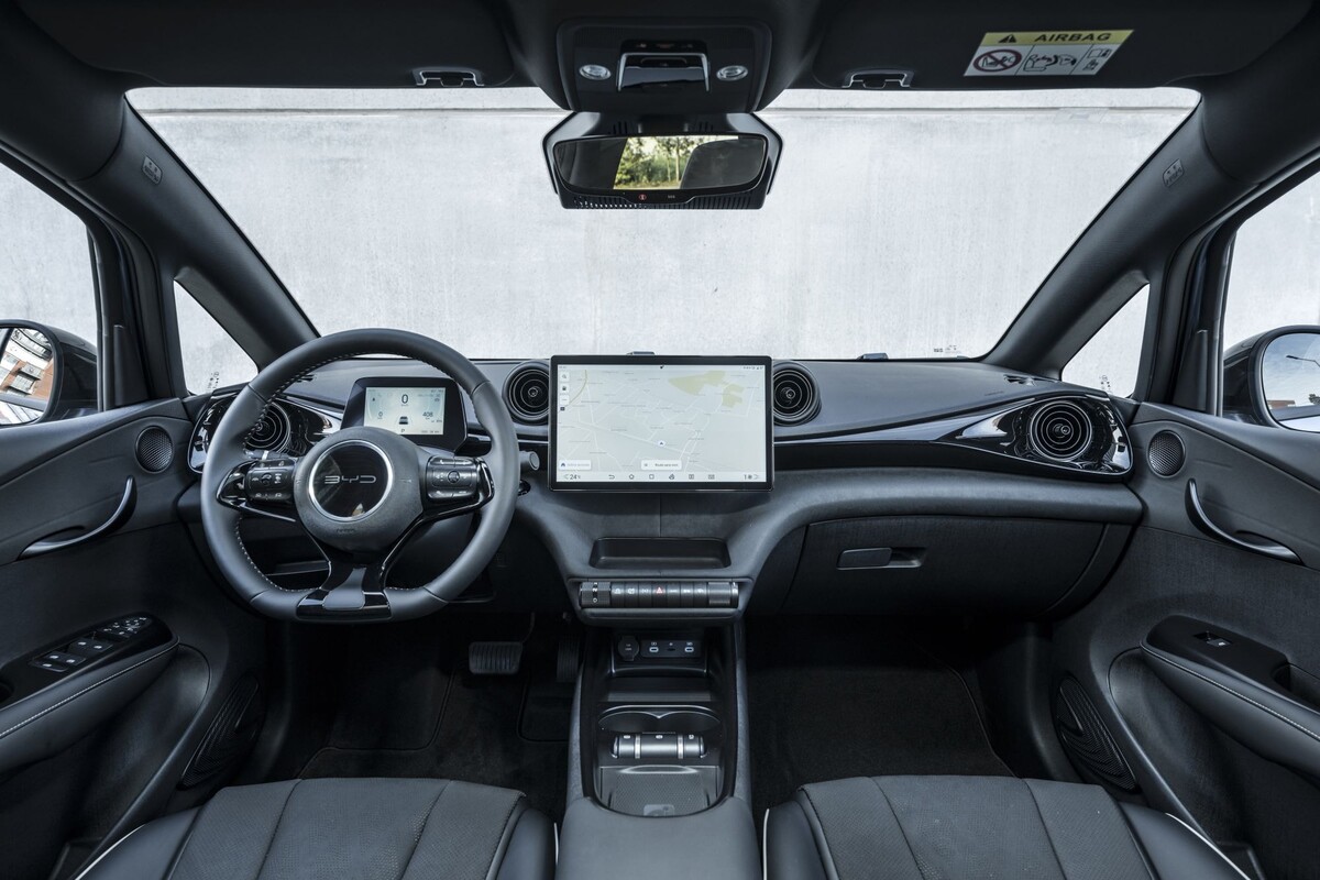Otra perspectiva del interior del BYD Dolphin, centrando atención en la pantalla principal. Otra perspectiva del interior del BYD Dolphin, centrando atención en la pantalla principal.