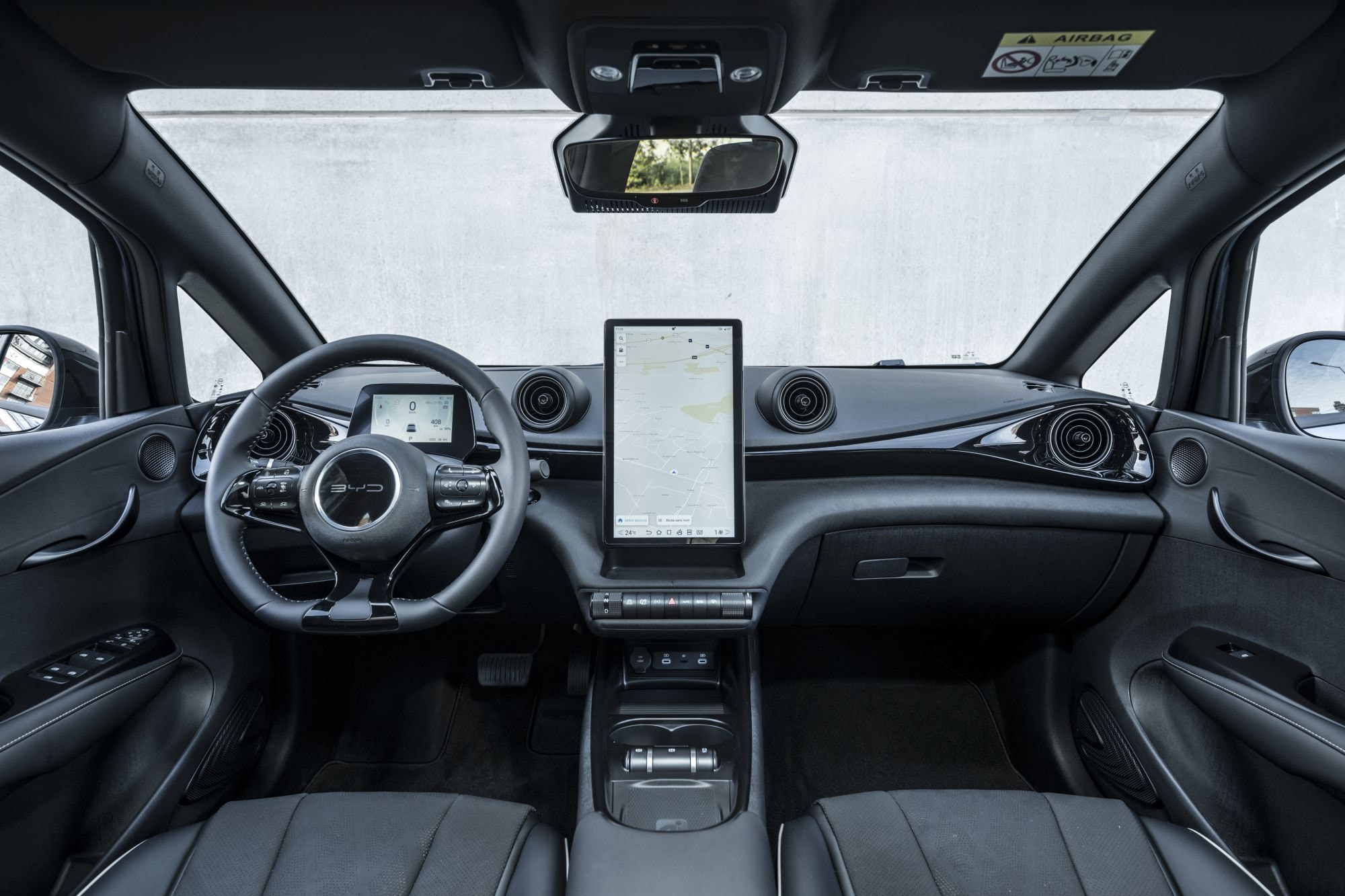 Toma del interior del BYD Dolphin, resaltando detalles del diseño y la tecnología.