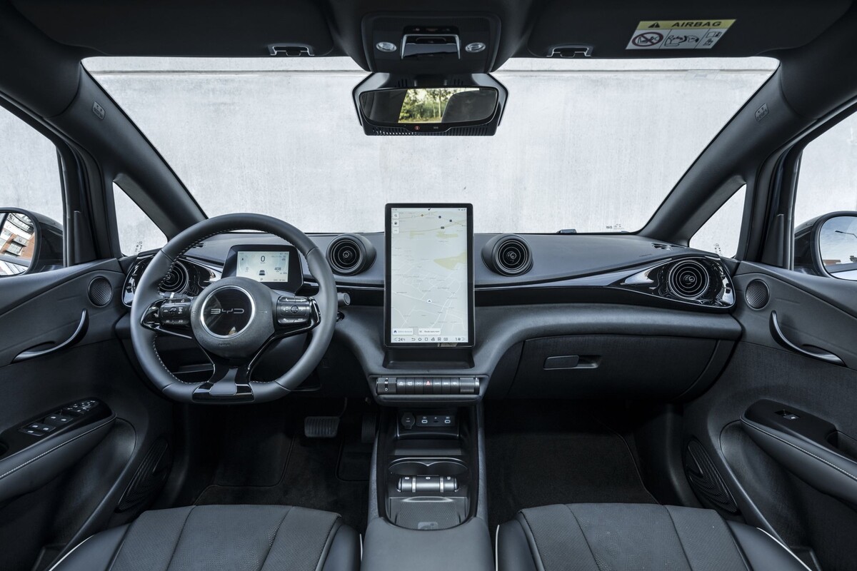 Toma del interior del BYD Dolphin, resaltando detalles del diseño y la tecnología. Toma del interior del BYD Dolphin, resaltando detalles del diseño y la tecnología.