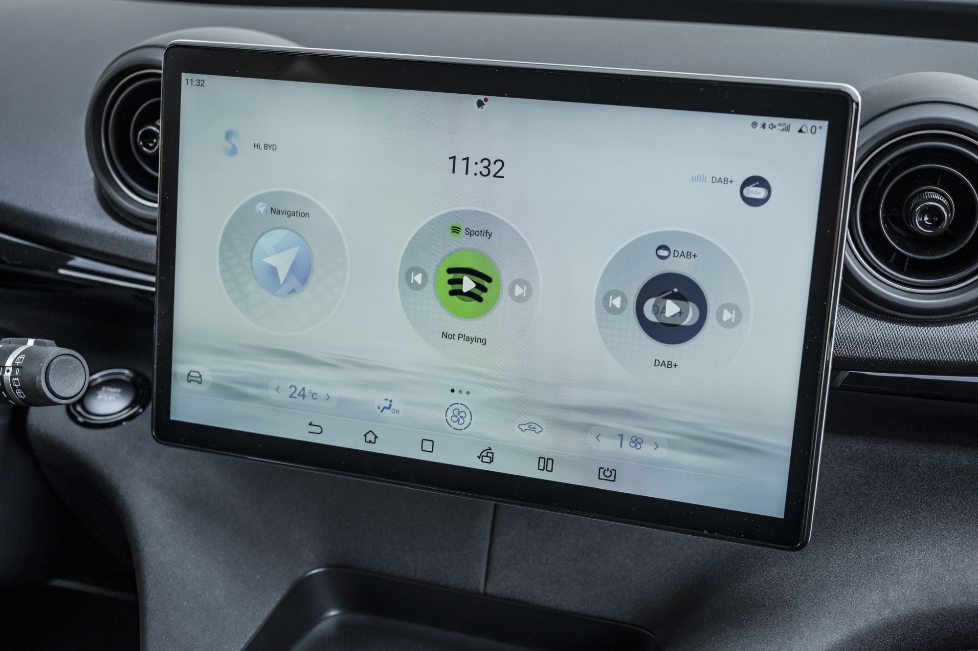 Imagen del interior del BYD Dolphin, mostrando el tablero y controles.