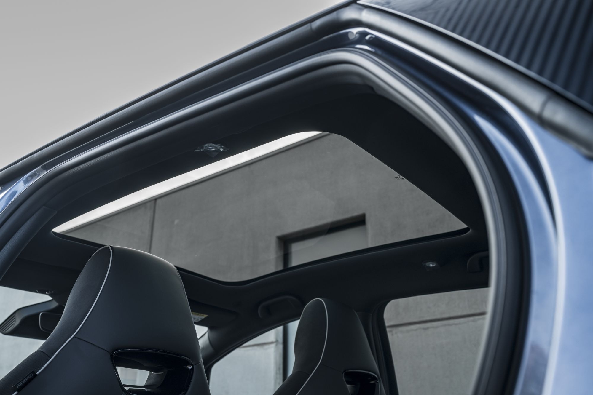 Vista del interior con techo panorámico, ideal para una mayor luminosidad.