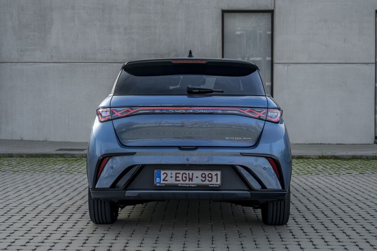 Vista lateral que destaca el diseño eficiente y moderno del BYD Dolphin. Vista lateral que destaca el diseño eficiente y moderno del BYD Dolphin.
