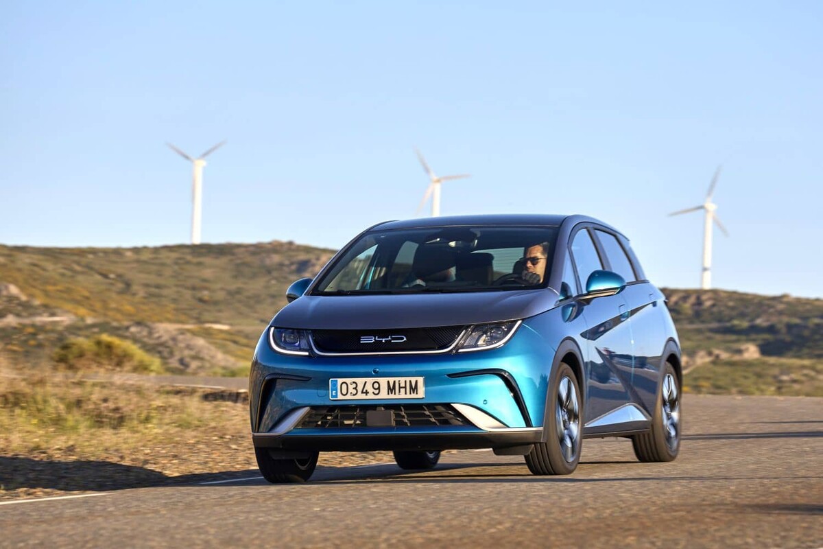 BYD Dolphin capturado en movimiento, destacando su frente y lado del conductor BYD Dolphin capturado en movimiento, destacando su frente y lado del conductor
