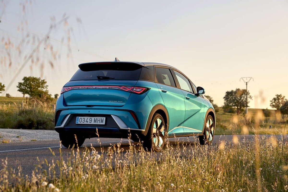 Perfil trasero lateral del BYD Dolphin al atardecer, resaltando su diseño moderno Perfil trasero lateral del BYD Dolphin al atardecer, resaltando su diseño moderno