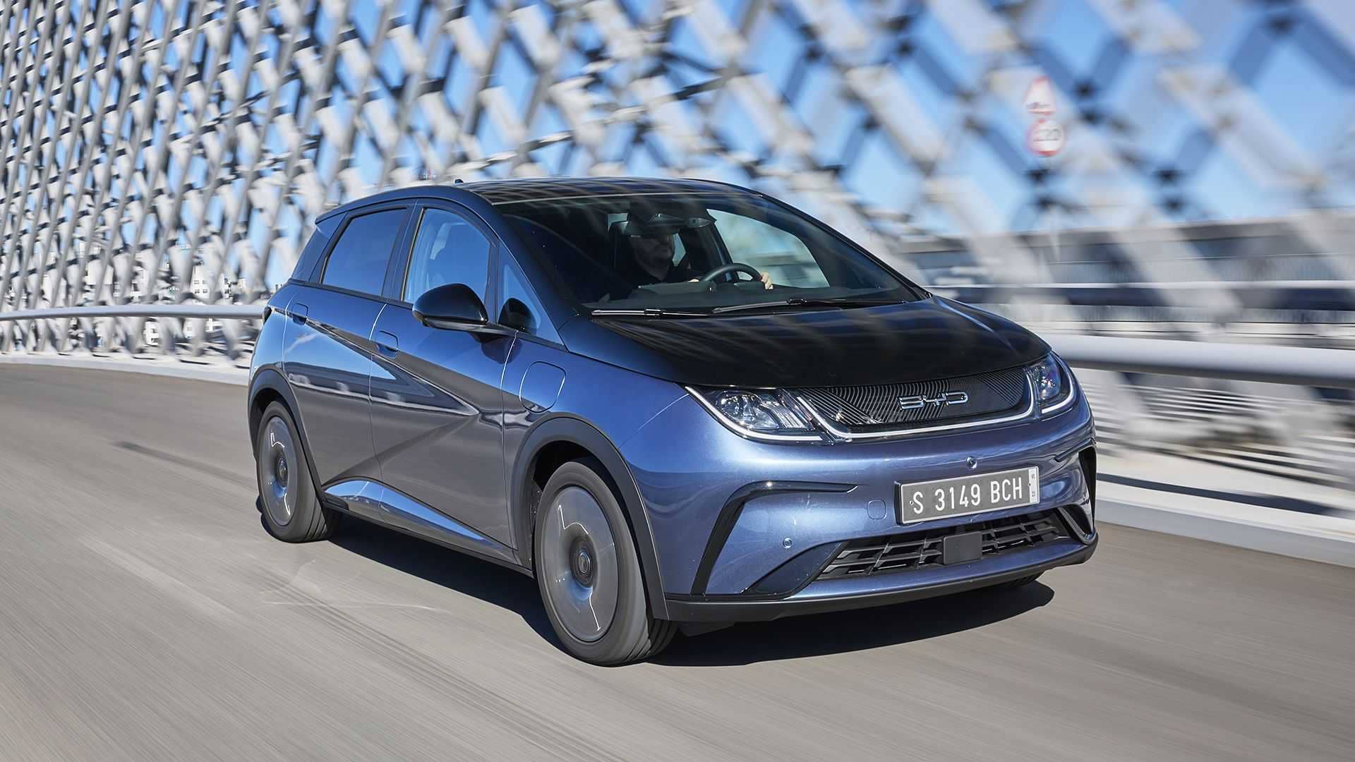 Imponente vista lateral del BYD Dolphin capturando su esencia en movimiento.