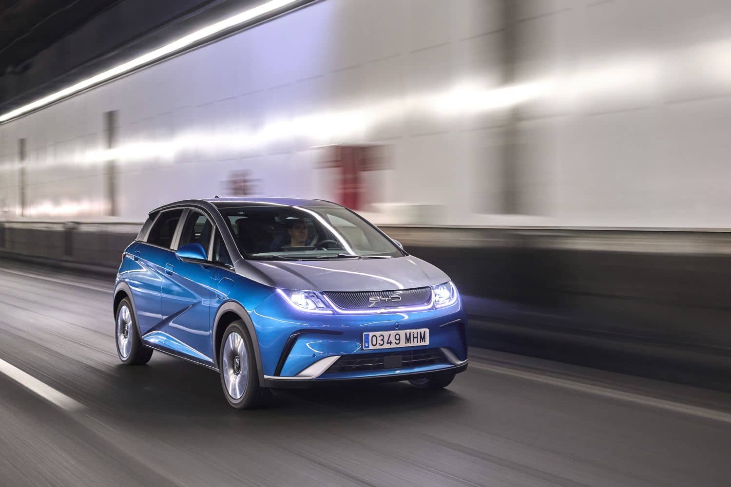 Angulación dinámica del BYD Dolphin en carretera, mostrando su perfil lateral y trasero