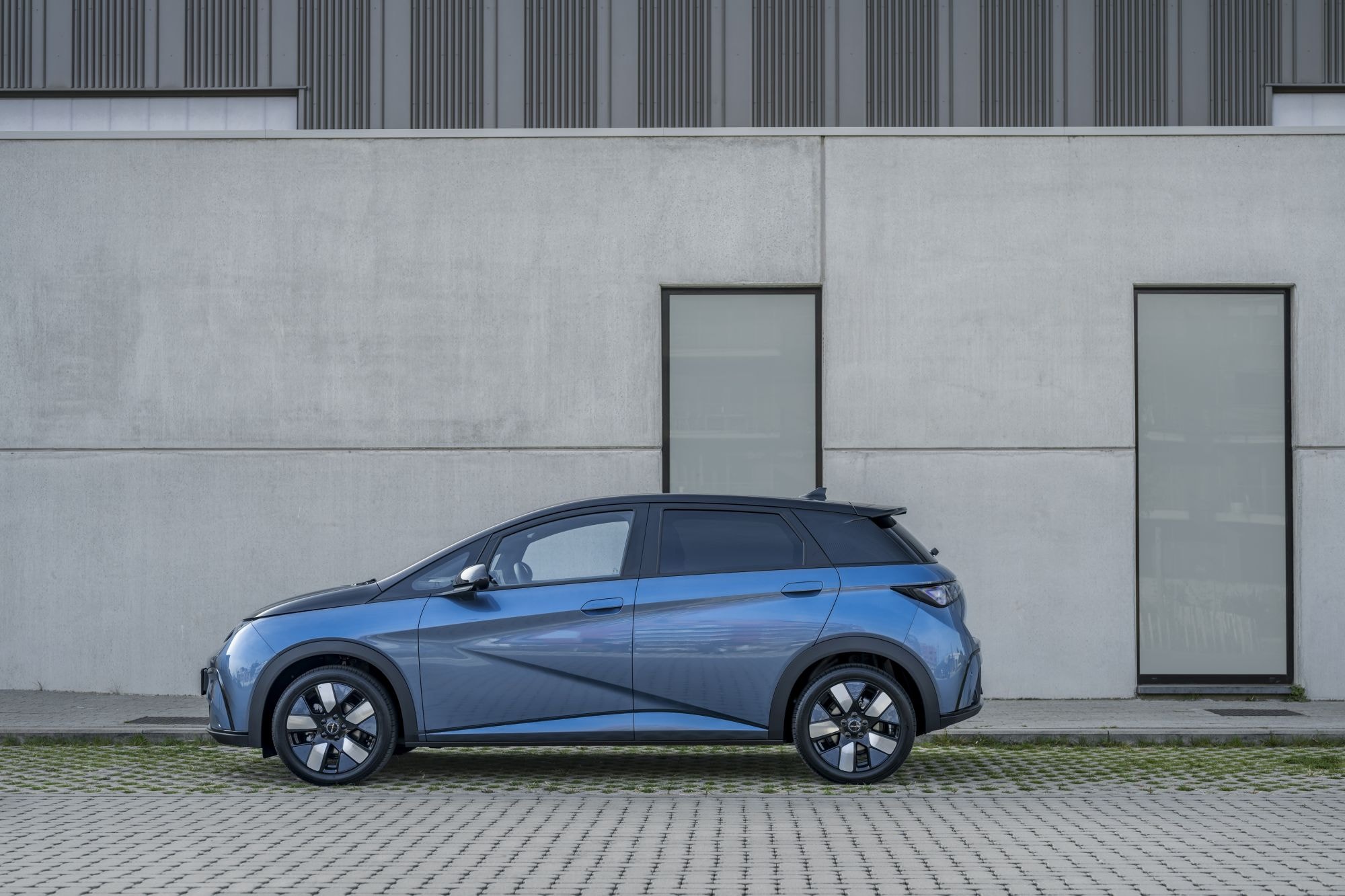 Vista lateral dinámica del BYD Dolphin, ideal para apreciar su perfil distintivo.