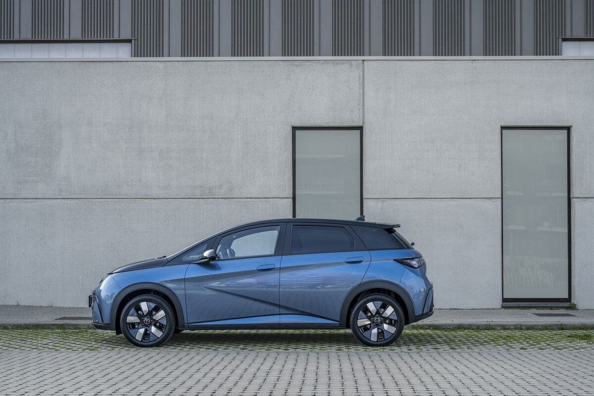 Vista lateral dinámica del BYD Dolphin, ideal para apreciar su perfil distintivo. Vista lateral dinámica del BYD Dolphin, ideal para apreciar su perfil distintivo.