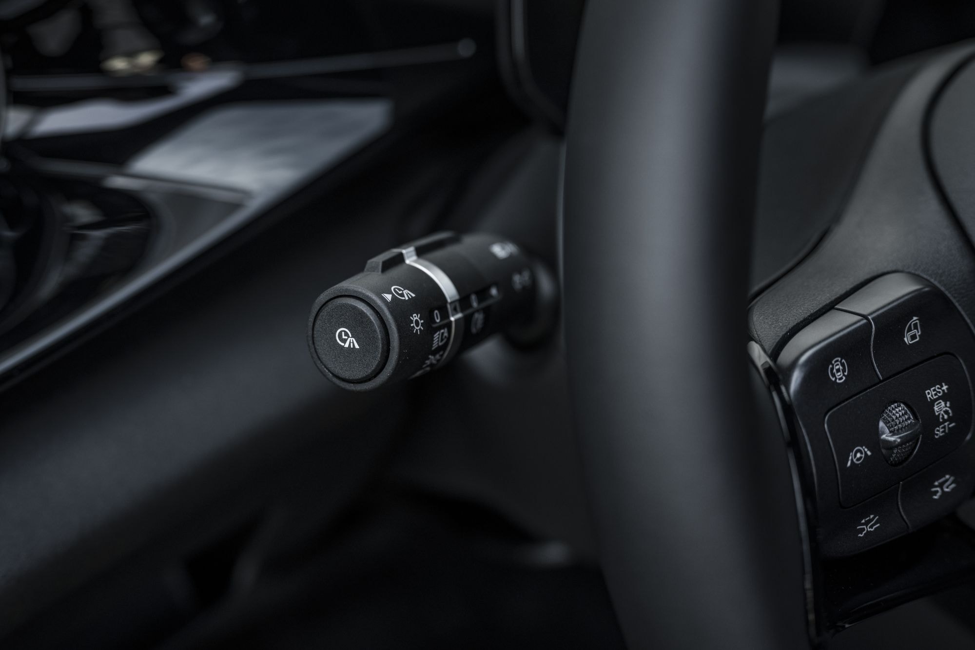 Mandos de control intuitivos al alcance del volante, para mayor comodidad.