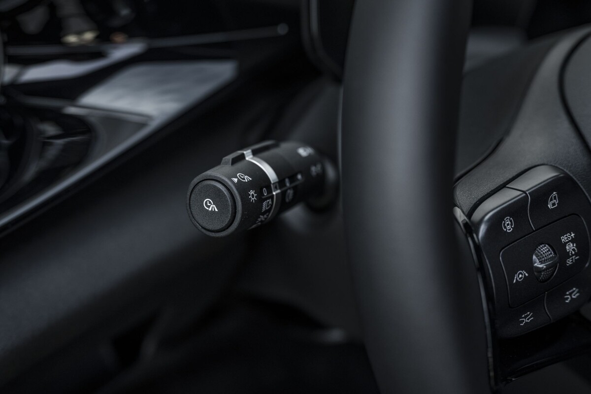 Mandos de control intuitivos al alcance del volante, para mayor comodidad. Mandos de control intuitivos al alcance del volante, para mayor comodidad.