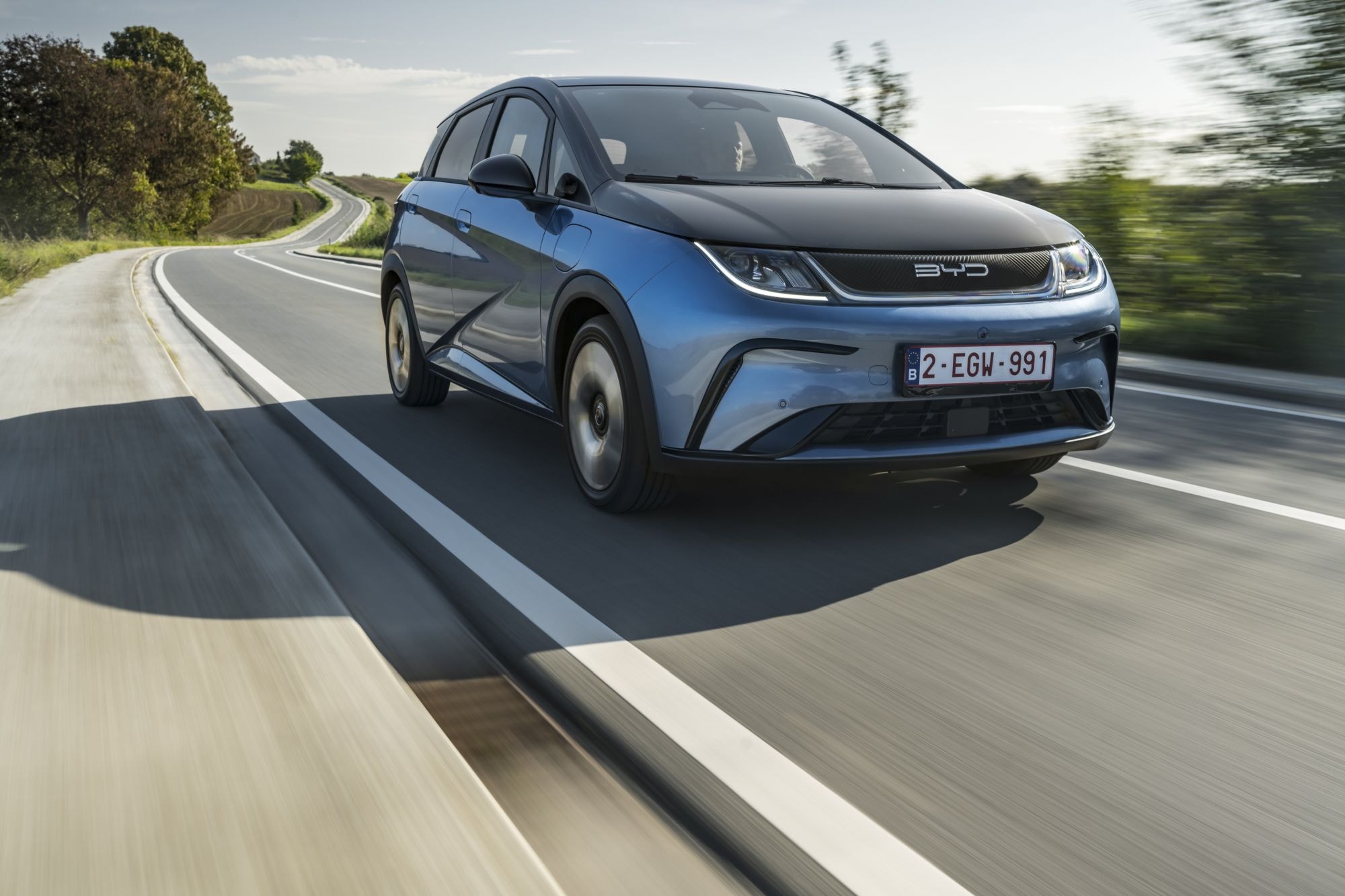 BYD Dolphin en movimiento, destaca su diseño aerodinámico.