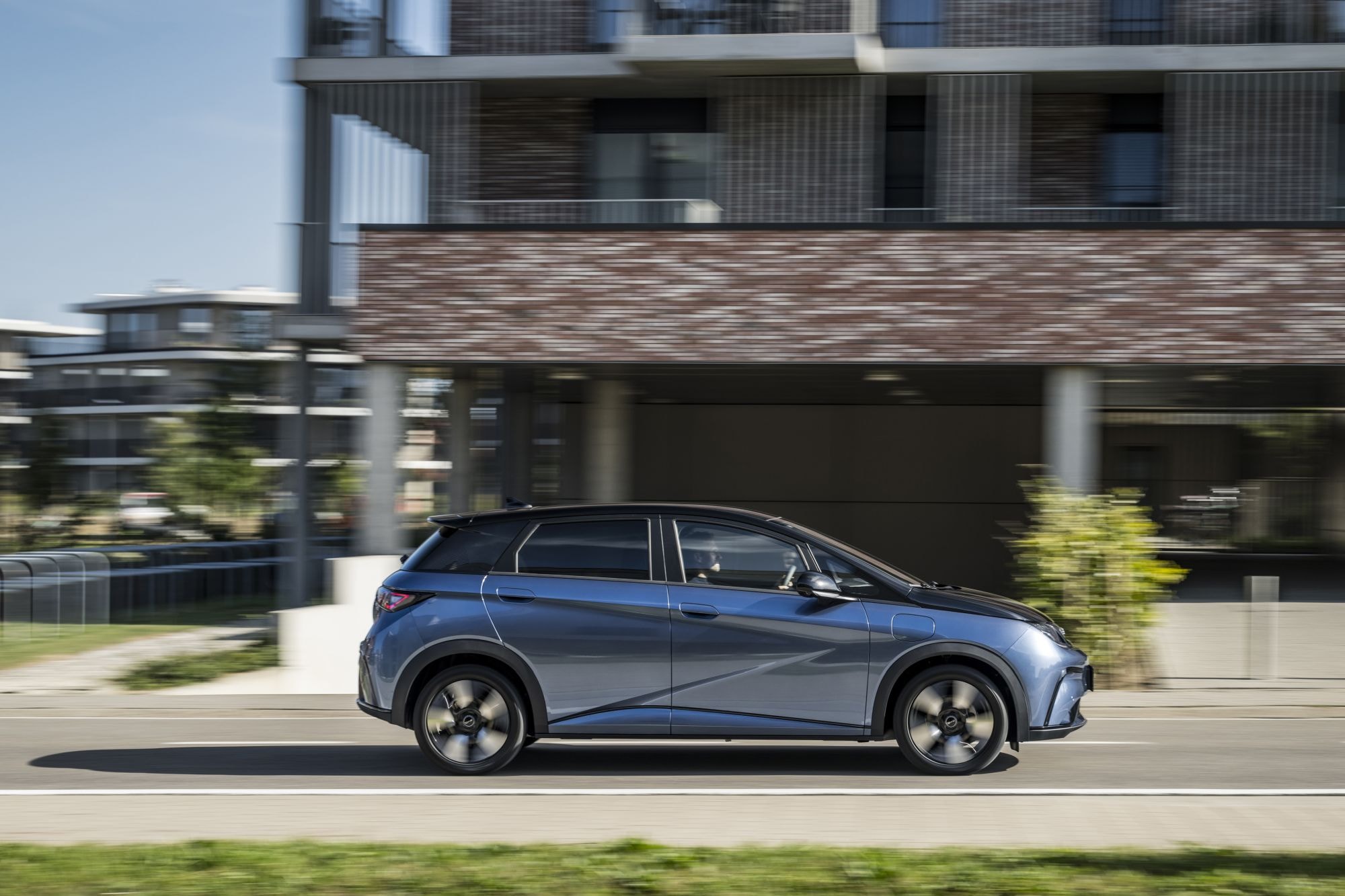 Imponente vista frontal del BYD Dolphin, ideal para la ciudad.