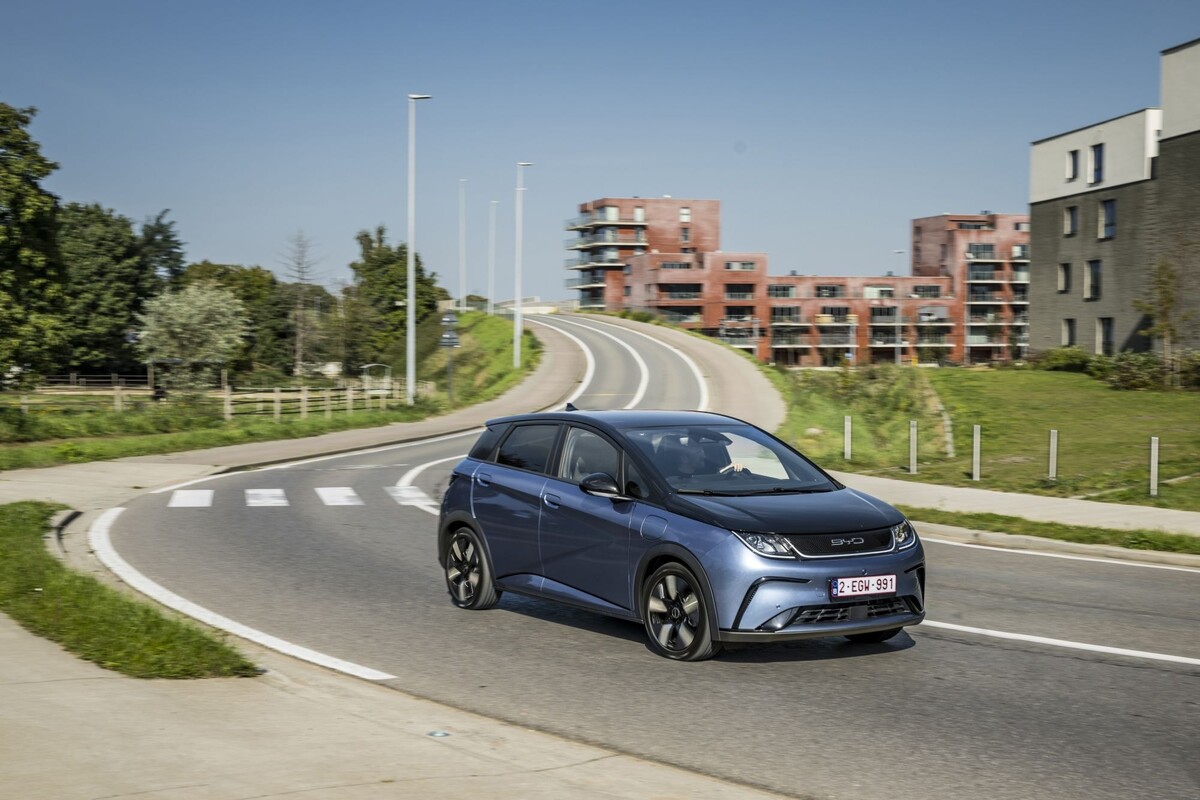 Perfil elegante del BYD Dolphin, equilibrando forma y función. Perfil elegante del BYD Dolphin, equilibrando forma y función.