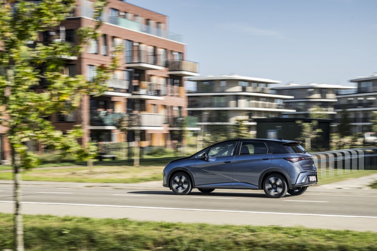 Vista trasera del Dolphin, resaltando su diseño contemporáneo. Vista trasera del Dolphin, resaltando su diseño contemporáneo.