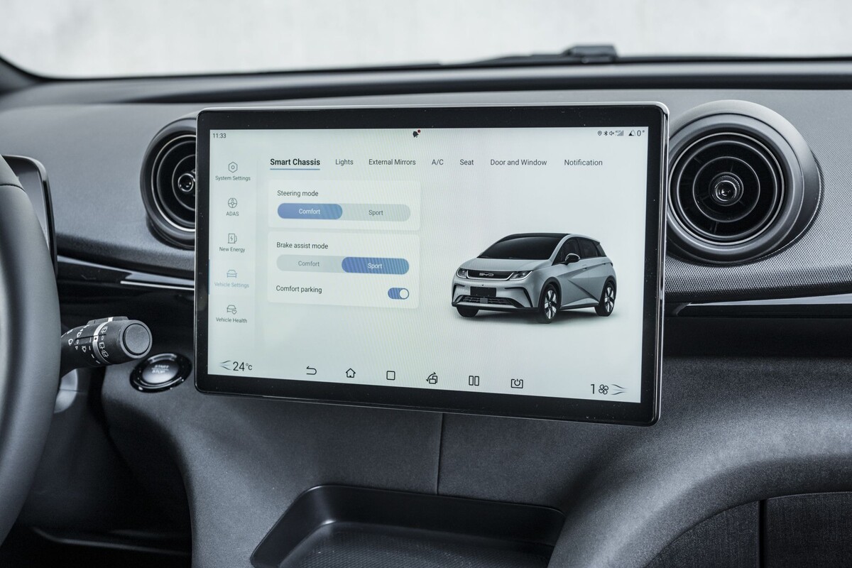 Pantalla del sistema de entretenimiento del BYD Dolphin, con distintas opciones. Pantalla del sistema de entretenimiento del BYD Dolphin, con distintas opciones.