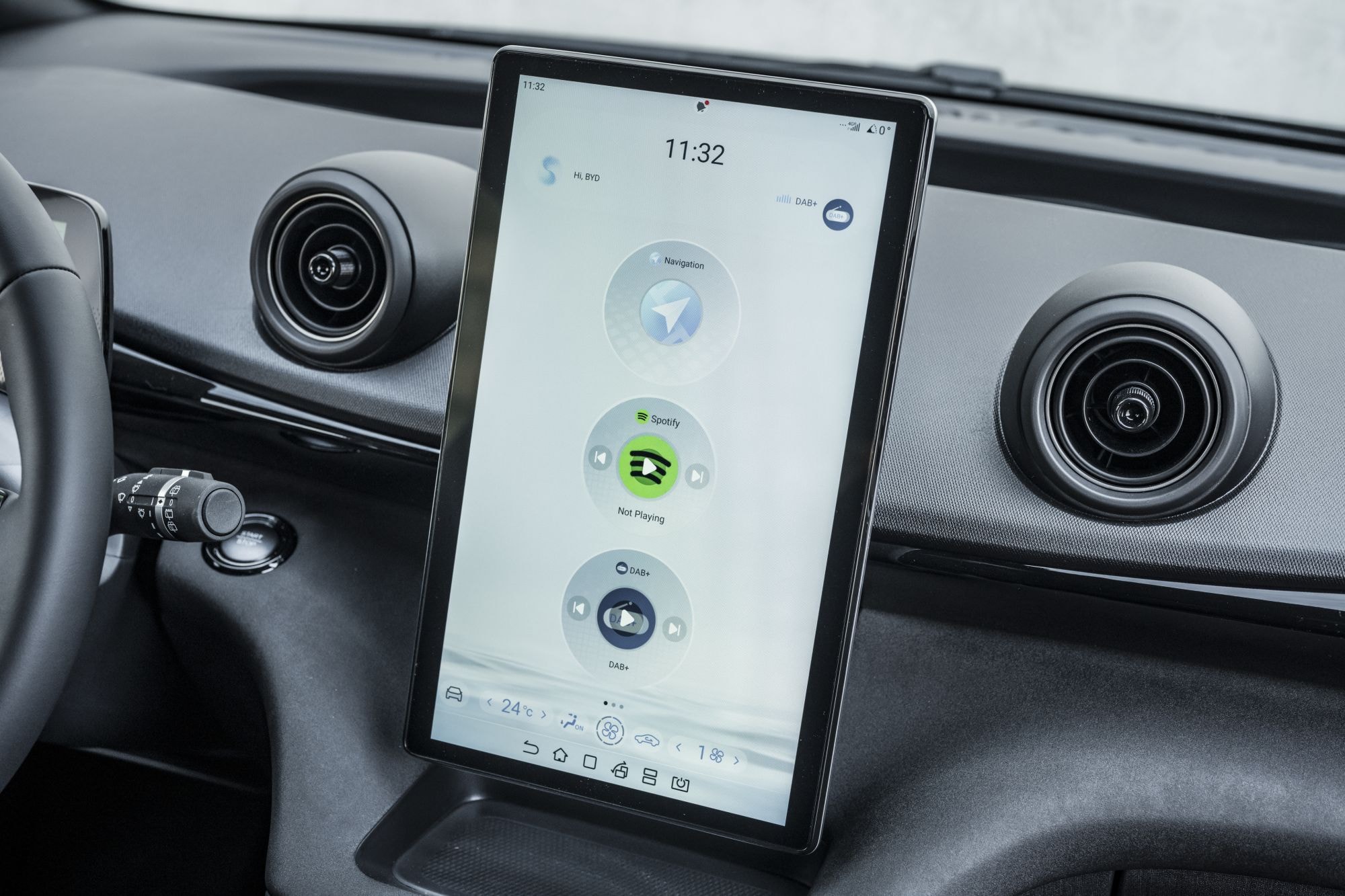 Pantalla del sistema de navegación en el BYD Dolphin, con acceso a múltiples aplicaciones.