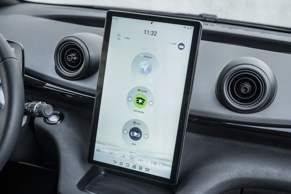 Pantalla del sistema de navegación en el BYD Dolphin, con acceso a múltiples aplicaciones. Pantalla del sistema de navegación en el BYD Dolphin, con acceso a múltiples aplicaciones.