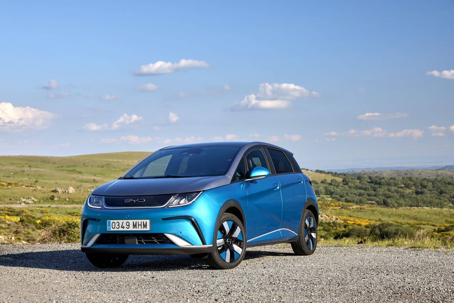 Perfil delantero del BYD Dolphin destacando su línea aerodinámica y llantas