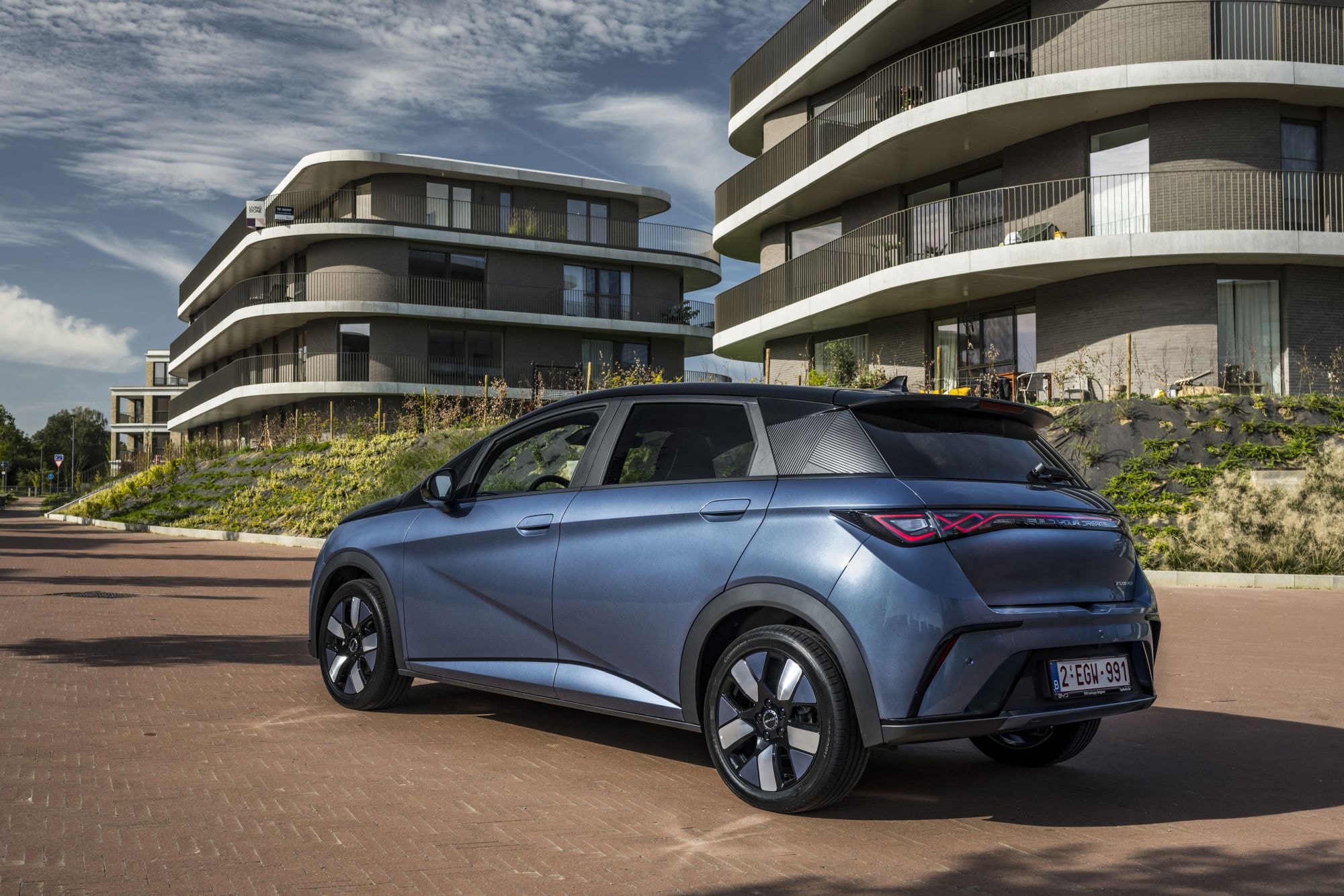 Vista trasera del BYD Dolphin, resaltando su elegante diseño y detalles estéticos.