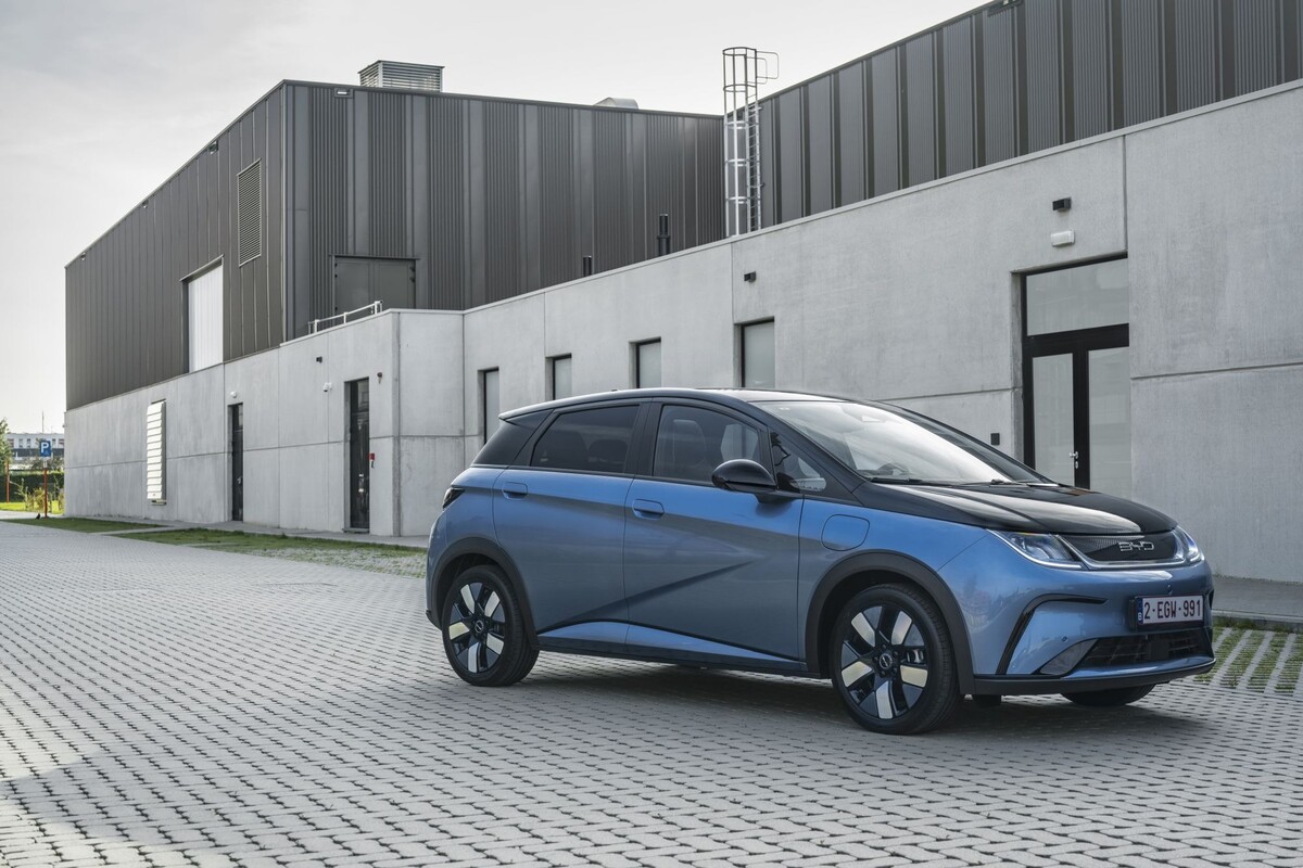 Perspectiva trasera del BYD Dolphin, acentuando sus líneas estilizadas y su atractiva parte posterior. Perspectiva trasera del BYD Dolphin, acentuando sus líneas estilizadas y su atractiva parte posterior.