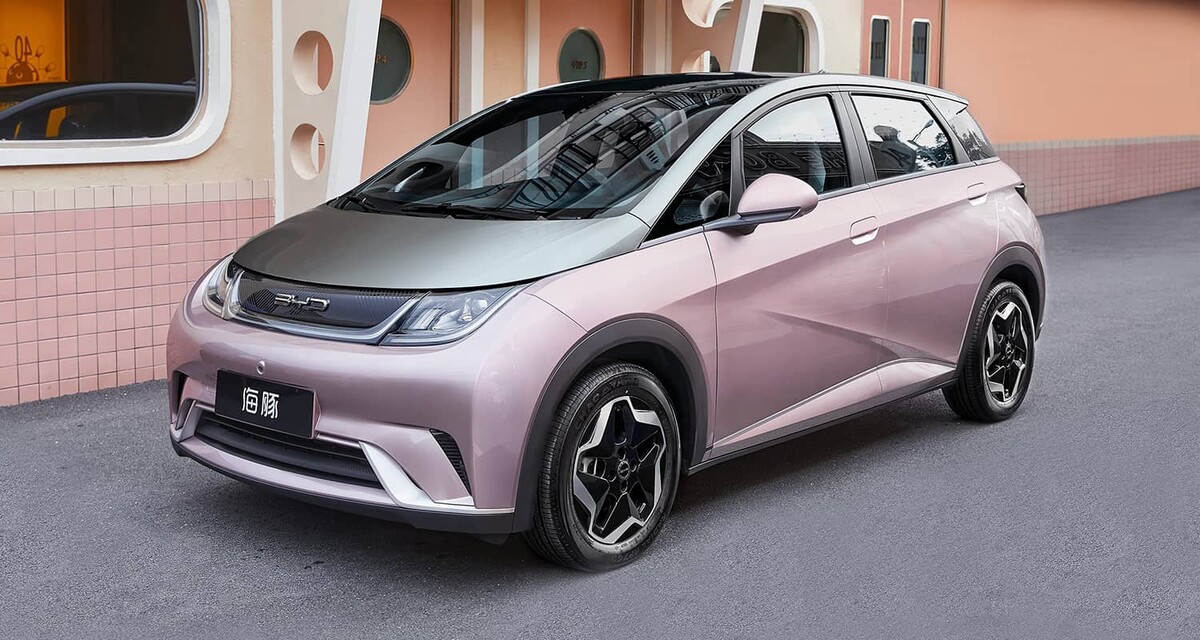 Vista lateral delantera del BYD Dolphin en tono rosa. Vista lateral delantera del BYD Dolphin en tono rosa.