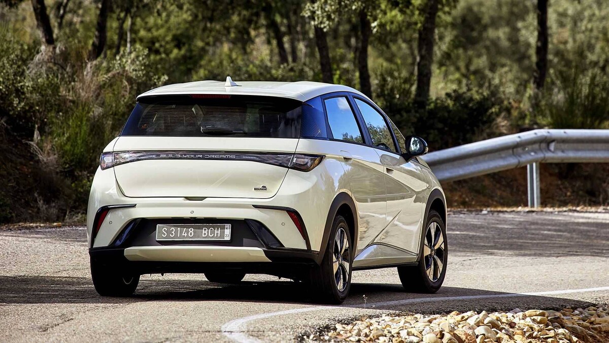 Vista trasera del BYD Dolphin evidenciando su rendimiento dinámico. Vista trasera del BYD Dolphin evidenciando su rendimiento dinámico.