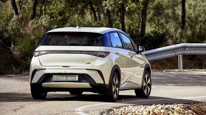 Vista trasera del BYD Dolphin evidenciando su rendimiento dinámico. Vista trasera del BYD Dolphin evidenciando su rendimiento dinámico.