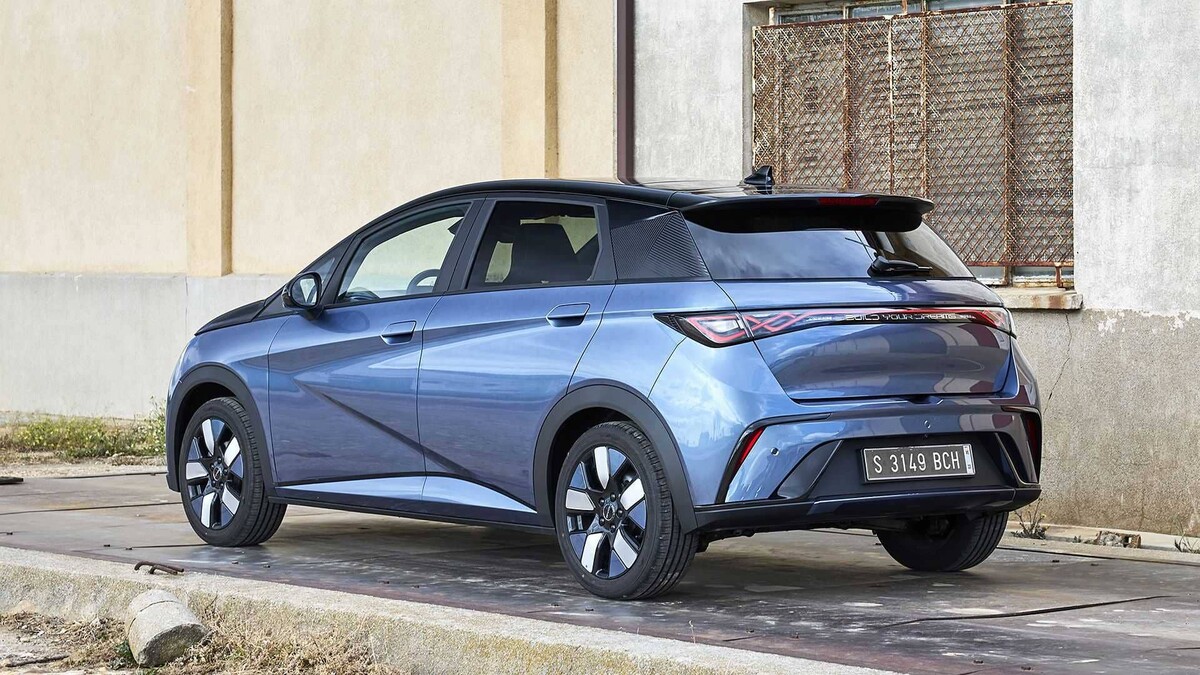 Perfil trasero lateral del BYD Dolphin destacando su diseño aerodinámico. Perfil trasero lateral del BYD Dolphin destacando su diseño aerodinámico.