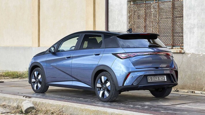 Perfil trasero lateral del BYD Dolphin destacando su diseño aerodinámico. Perfil trasero lateral del BYD Dolphin destacando su diseño aerodinámico.