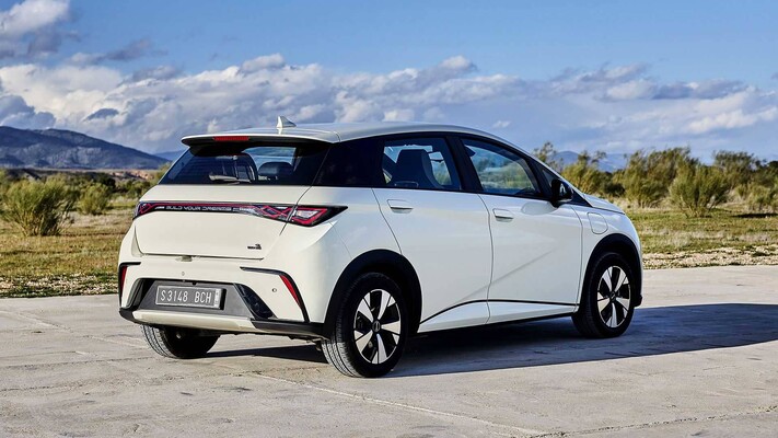 Ángulo trasero lateral del BYD Dolphin mostrando líneas y faros. Ángulo trasero lateral del BYD Dolphin mostrando líneas y faros.