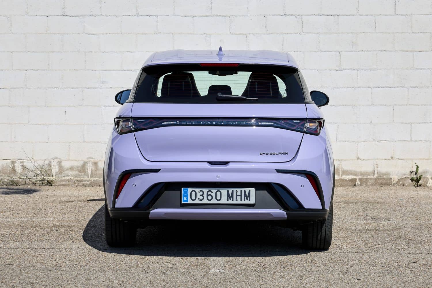 Vista trasera del BYD Dolphin mostrando su diseño de luces y parachoques