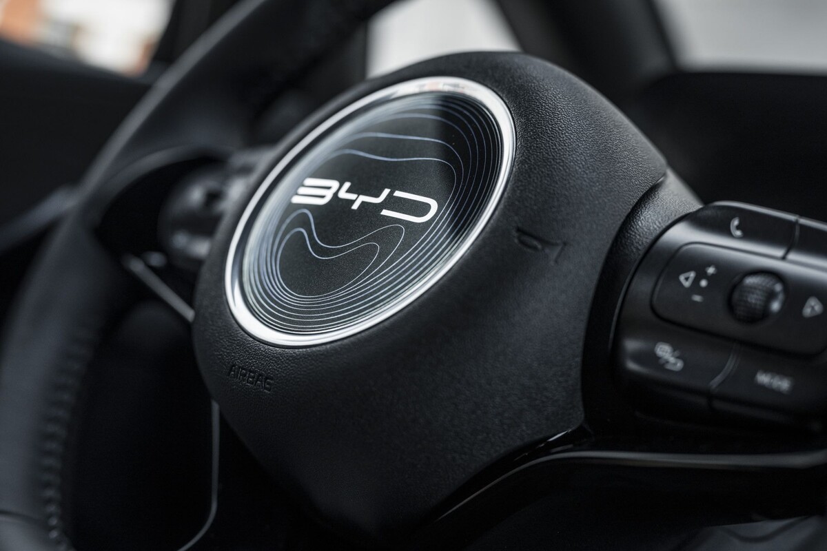 Volante con diseño premium y controles de acceso rápido. Volante con diseño premium y controles de acceso rápido.