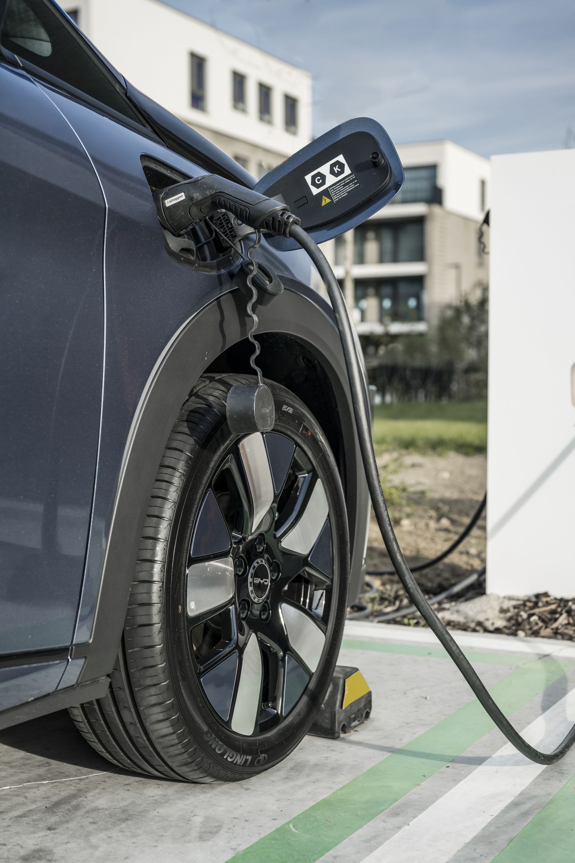 Conector de carga del BYD Dolphin, optimizado para una carga rápida.